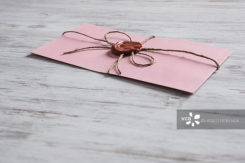 桌上带有印章的信件。旧邮件概念，木纹表面上的蜡封信封图片素材