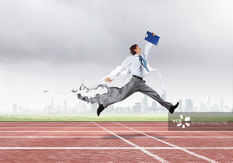 忙碌的商人：匆忙奔跑的有趣年轻办公室职员图片素材