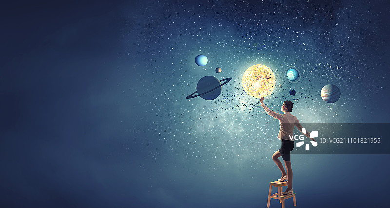 女商人走向成功。女商人站在椅子上摘星星图片素材