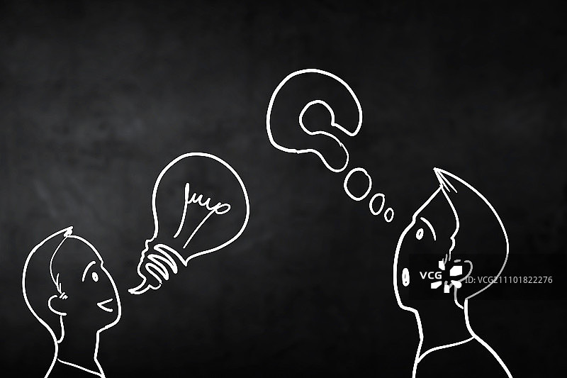 通信概念：在黑墙上用手绘制两人之间的对话图片素材