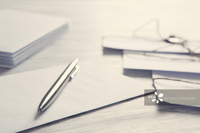 桌子上的带封印的信件，带有蜡封信封的旧邮政概念在木质表面上图片素材