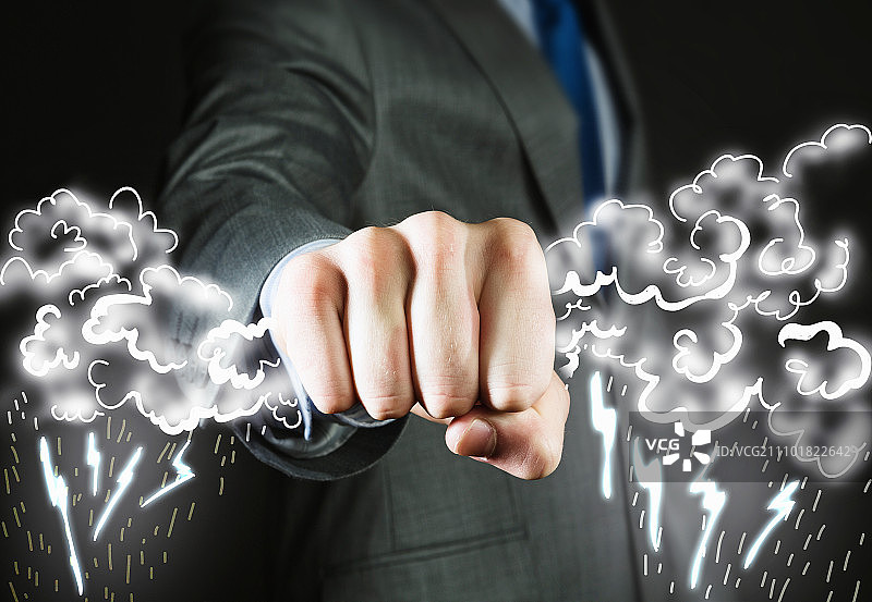 商业力量：商人手中紧握闪电特写图片素材