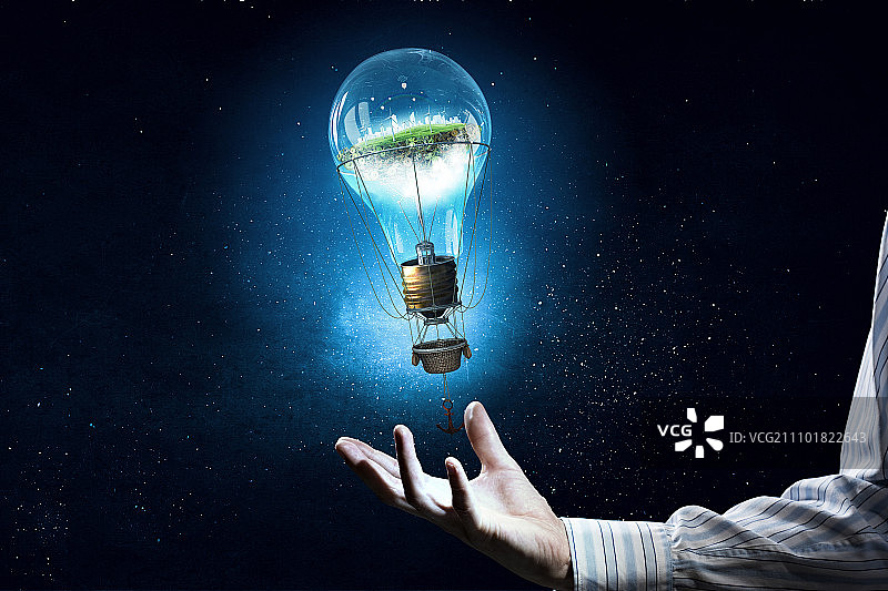 替代能源利用：手和灯泡的能源概念图片素材