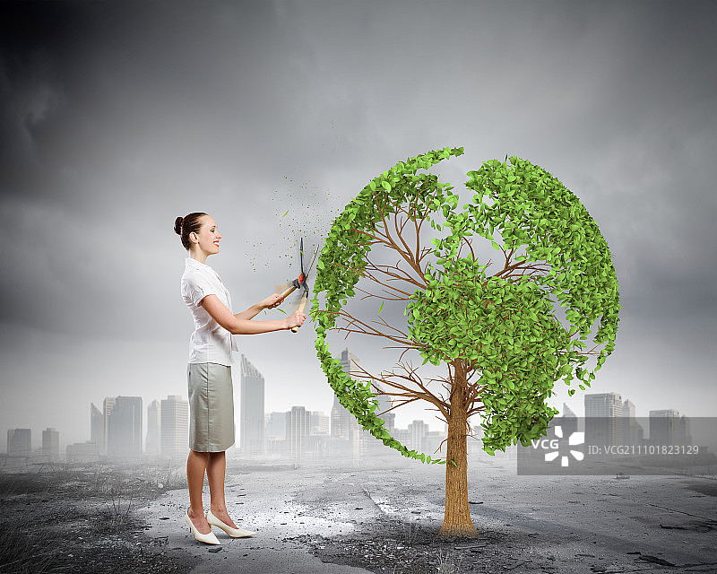 呵护我们的家园：年轻女商人用剪刀修剪地球形状的树图片素材