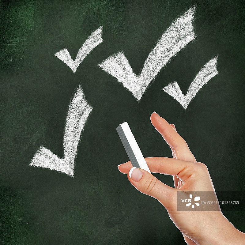 学校黑板与粉笔绘制的对勾符号图片素材