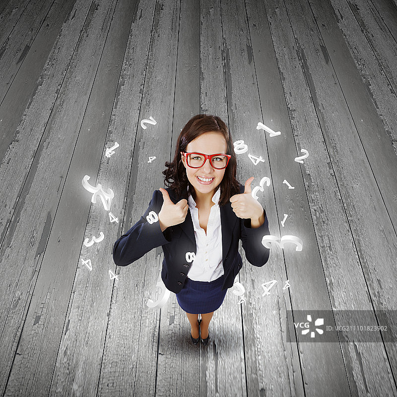 成功的女人。年轻漂亮的女商人竖起大拇指的俯视图图片素材