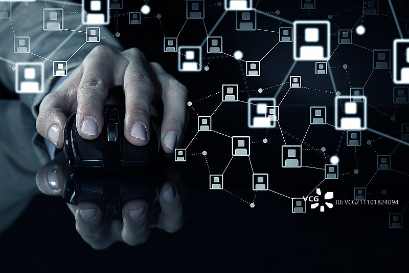社交网络概念：特写镜头商务人士的手在反光黑色表面上使用电脑鼠标以及深色背景上的网络概念图片素材