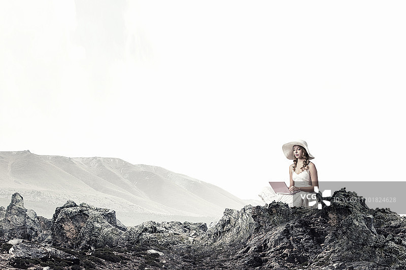 使用笔记本电脑的女人图片素材