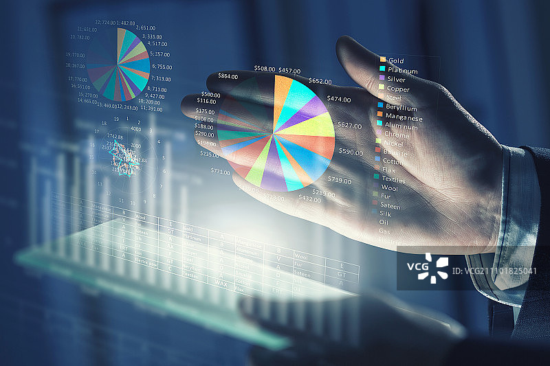 人手使用虚拟面板的特写图片素材