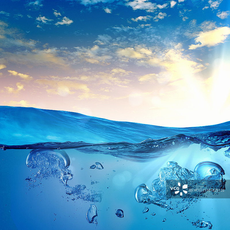 带有气泡的海浪，天空与海水波浪图片素材