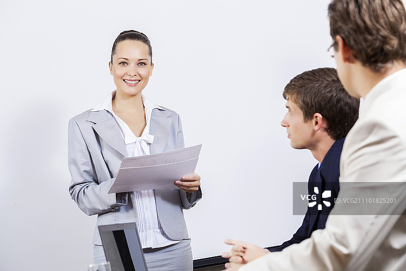 年轻女商人向同事们做报告，分享新想法图片素材