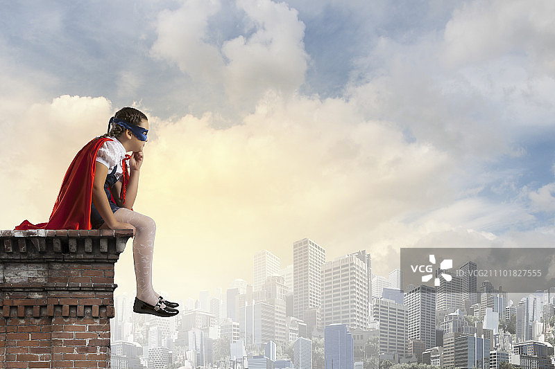 超级儿童，穿着超级英雄服装的学龄女孩图片素材