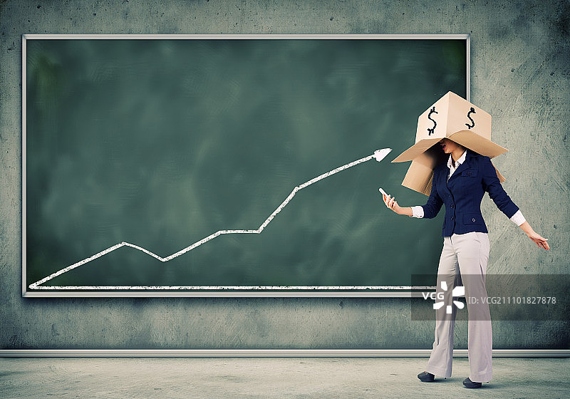 增长概念 - 头戴美元符号纸箱的商务女性图片素材