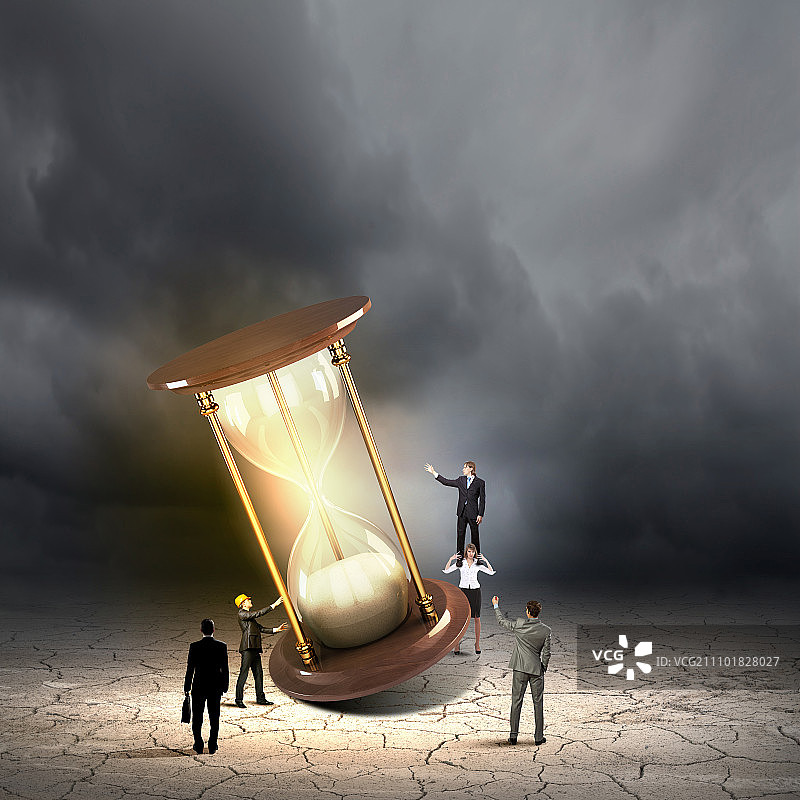 商务时间：商务人士观看沙漏的概念图图片素材