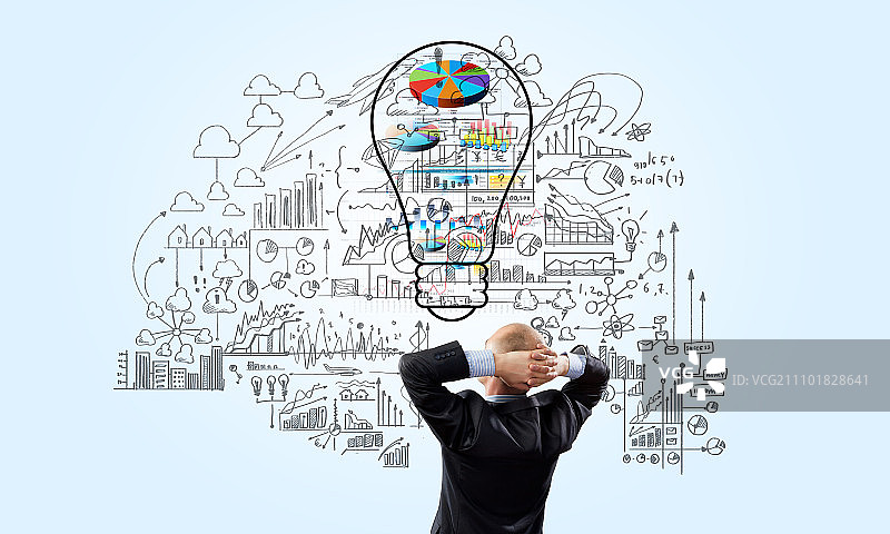 商业计划：商务人士若有所思地看着商业草图的背面图片素材