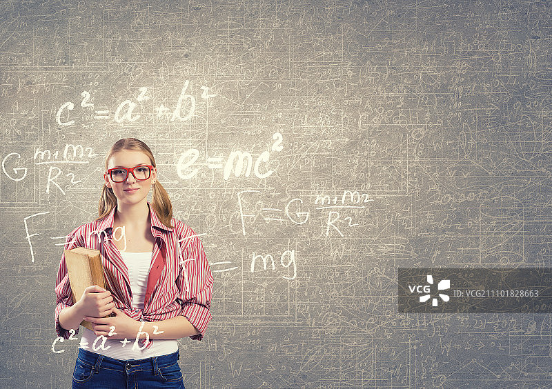 我喜欢阅读，手捧书本的年轻女孩图片素材