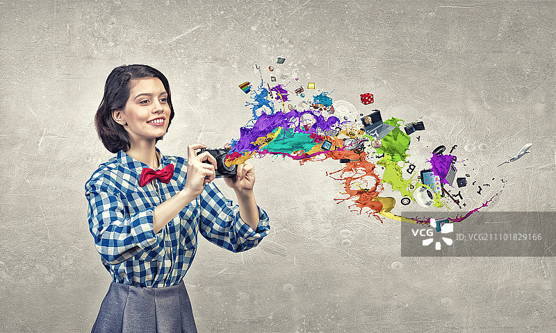 拿着照相机的年轻漂亮女子正在自拍图片素材