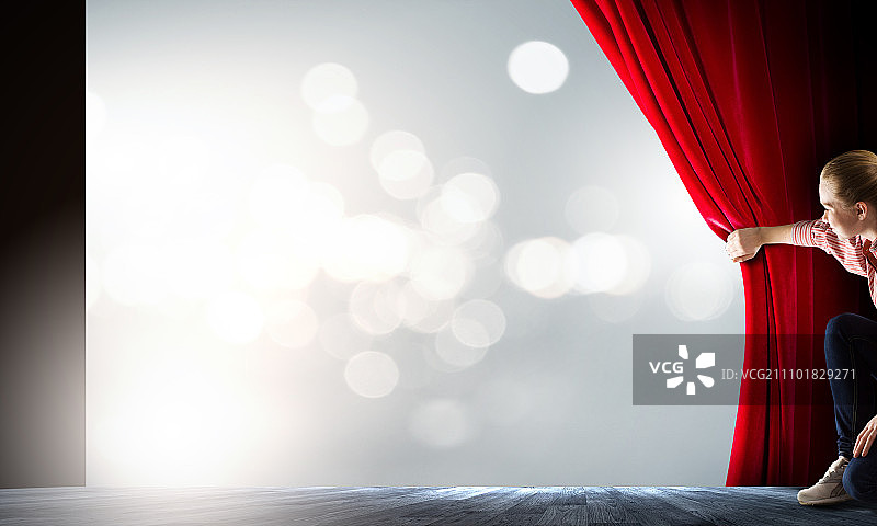 女孩拉开窗帘，年轻女子休闲装扮手持扩音器图片素材