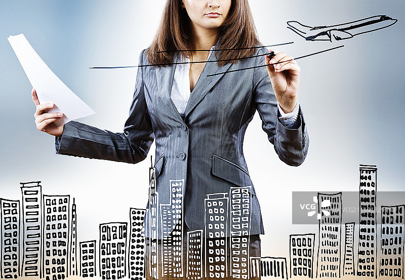 商务旅行：女商人绘制旅行草图特写图片素材