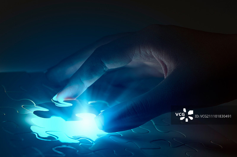 拼图的最后一块：手连接发光拼图碎片图片素材