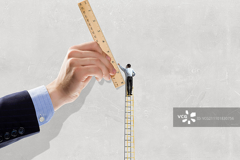 商人使用木尺测量图片素材