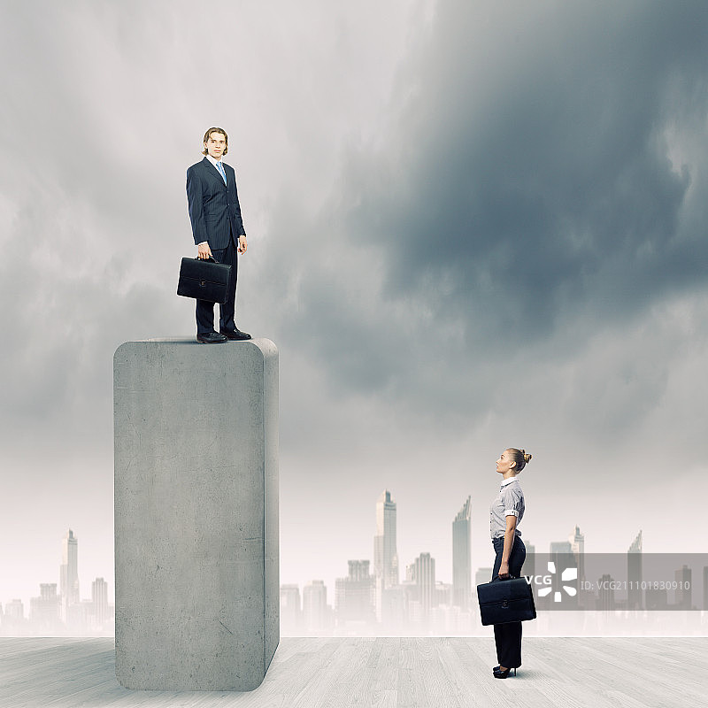 商业关系：商人站在顶端俯视同事图片素材