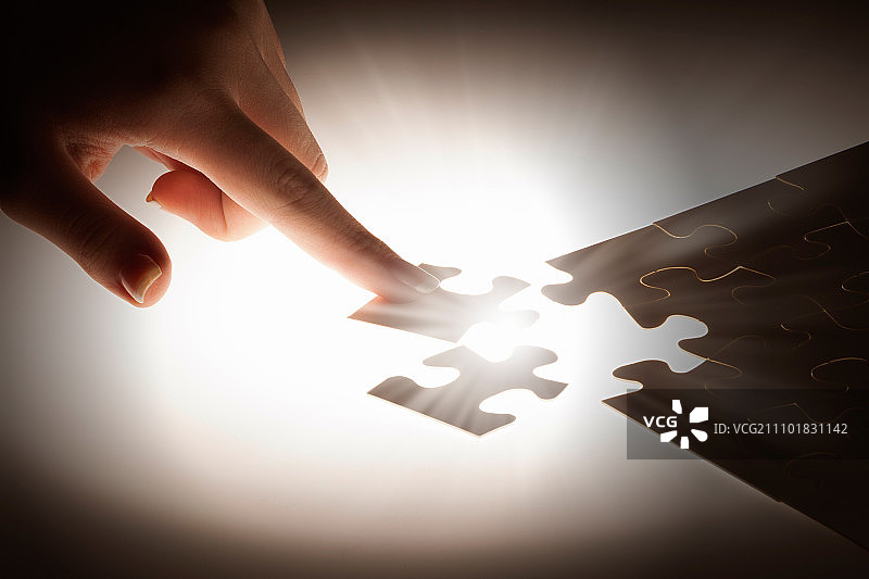 拼图的最后一块：手连接发光拼图碎片图片素材