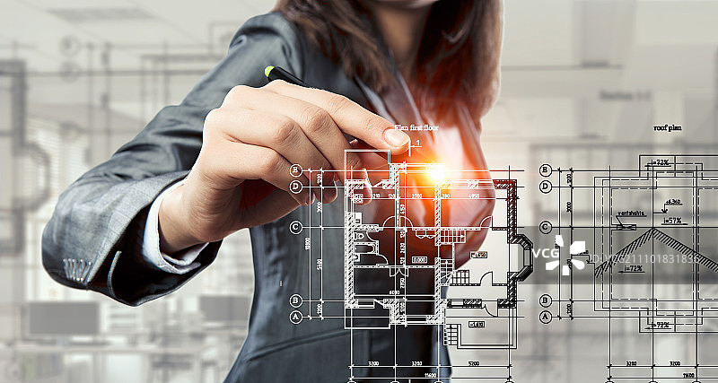 工作中女工程师：使用虚拟施工计划的女建筑师图片素材