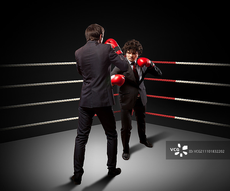 两位年轻男商人拳击概念拼贴图片素材