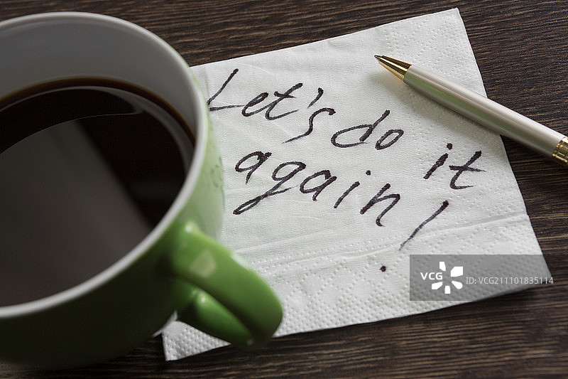 再来一次：写在餐巾纸上的浪漫留言与咖啡杯图片素材