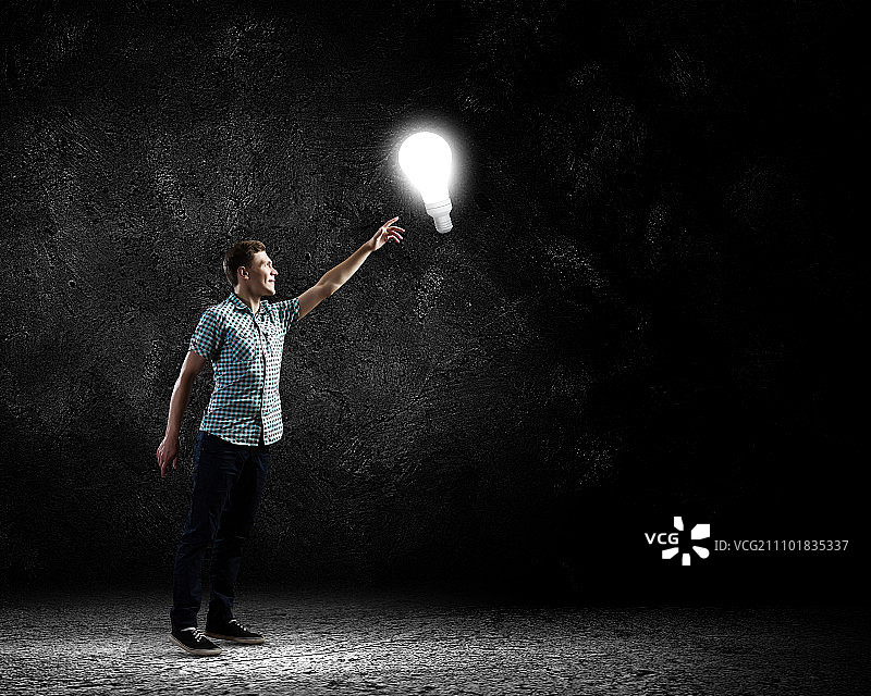 灵感概念：年轻人与灯泡图片素材