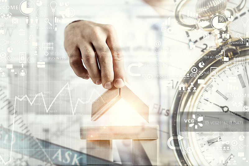 他正在发展他的业务。商人用空木立方体制作金字塔的特写镜头图片素材