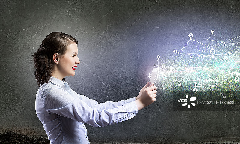 社交网络连接概念：使用平板电脑的年轻女性图片素材