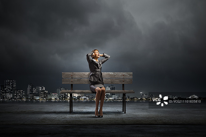 疲惫的女商人，年轻女性双手捂住耳朵尖叫图片素材