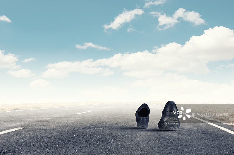 步行鞋，一双黑色鞋子在路上行走图片素材