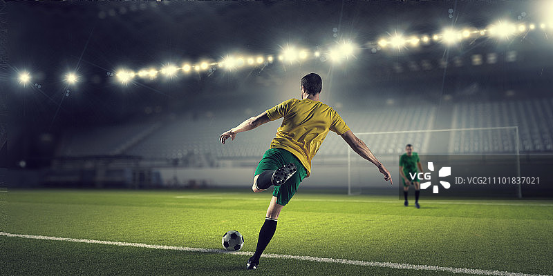 激烈足球瞬间，体育场上球员争抢图片素材