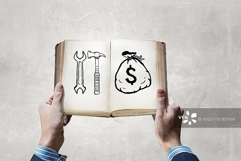 如何赚钱：书本上的金融理念图片素材