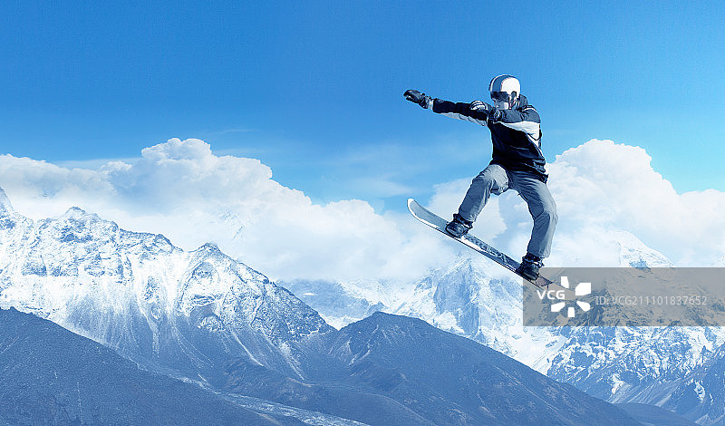 滑雪：滑雪者在晴朗的天空中高高跳跃图片素材
