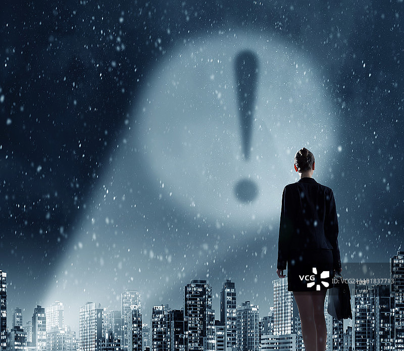 黑暗中的感叹号：站在聚光灯下的女商人与感叹号图片素材
