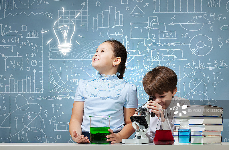 化学课上做实验的可爱儿童图片素材