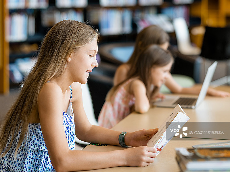 在图书馆看书的女孩们，我爱阅读图片素材