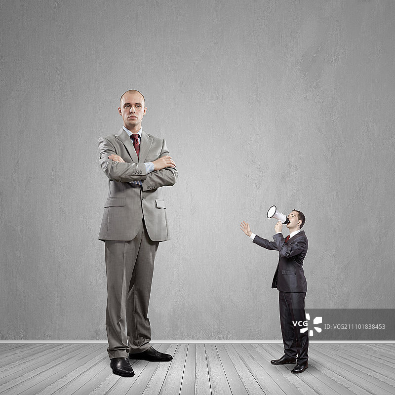 商业中的权力：大老板俯视小商人图片素材