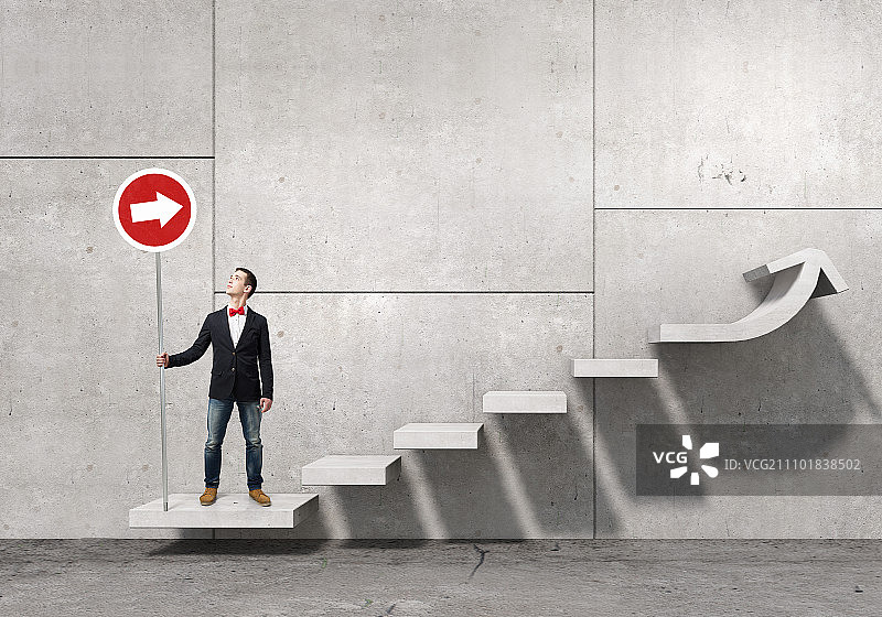 男子展示进步理念，身穿夹克和领结的年轻人举着标牌图片素材