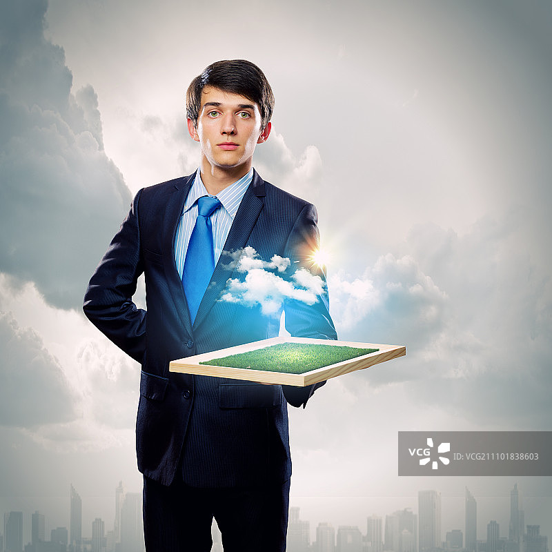 摄影概念：拿着相框的英俊男人图片素材