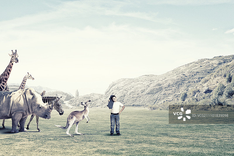 在生物课上，学龄男孩与野生动物在户外图片素材