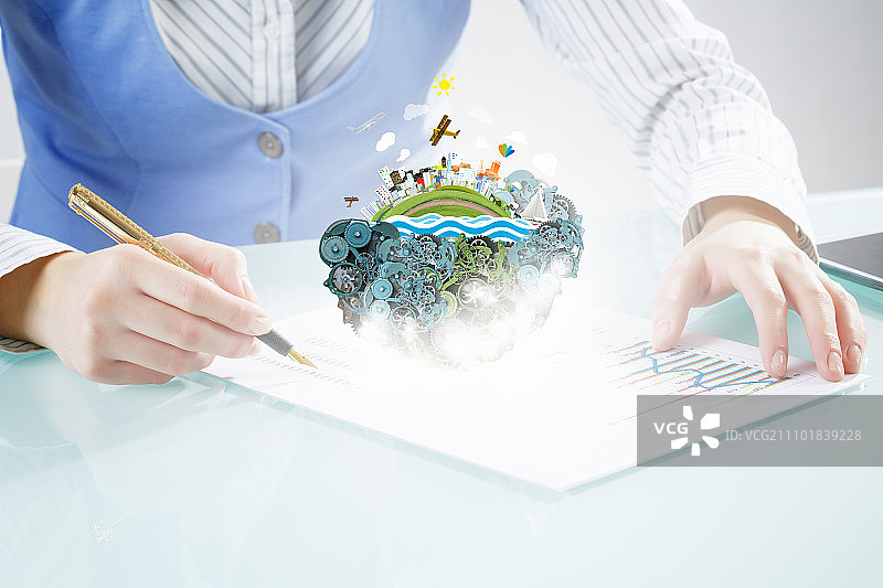 现代城市发展设计：商务人士在纸上书写，城市景观图片素材