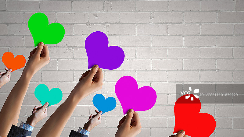 商务人士举手展示概念卡片图片素材