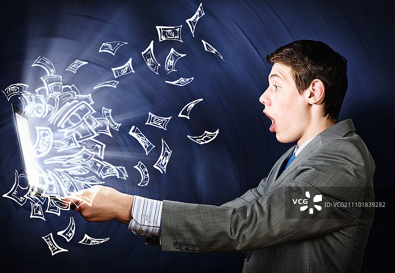 使用笔记本电脑的男人，面露震惊图片素材