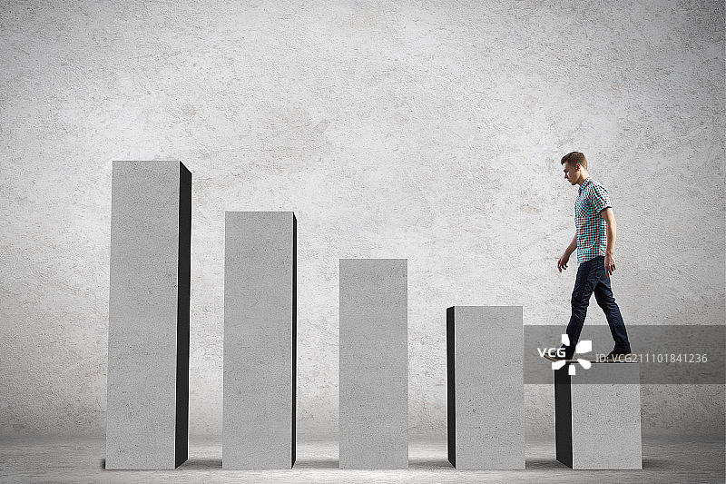 在图表上攀升的年轻商人图片素材