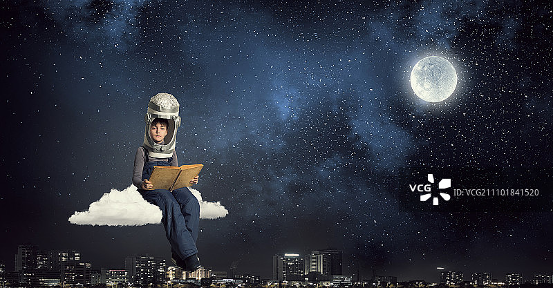 探索太空：梦想成为宇航员的可爱男孩图片素材
